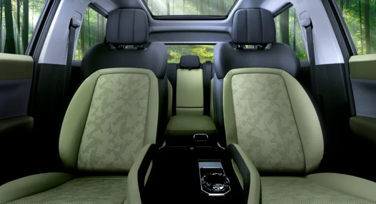Dual-Color Leather Seats dengan Fitur Pijat